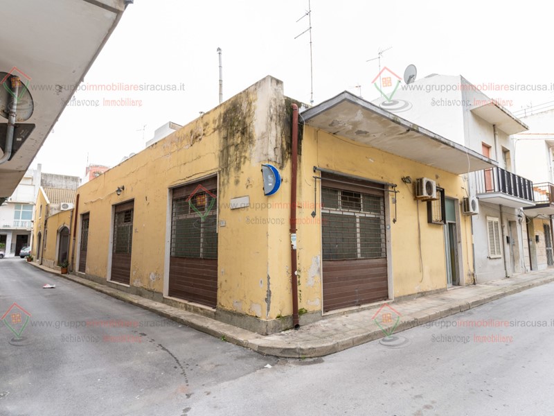 Immobile commerciale in Vendita a Priolo Gargallo, 85'000€, 125 m²