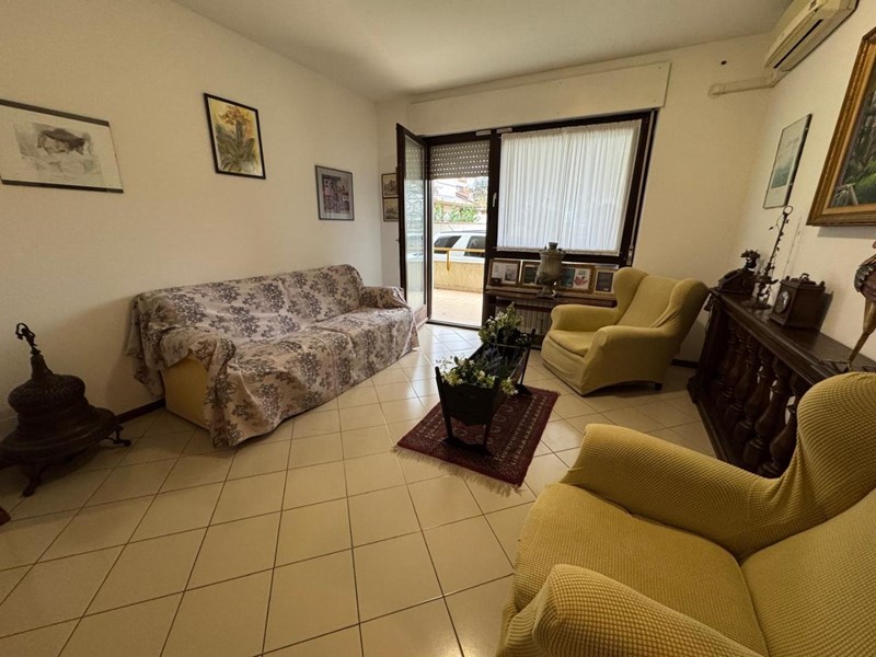 Trilocale in Vendita a Carrara, zona Marina di Carrara, 200'000€, 72 m²