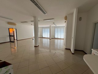 Capannone in Affitto a Pisa, zona Ospedaletto, 3'500€, 335 m²