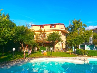 Villa in Vendita a Formia, 790'000€, 320 m², con Box