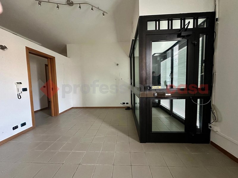 Negozio in Affitto a Monte San Savino, 400€, 76 m²