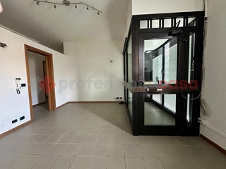 Negozio in Affitto a Monte San Savino, 400€, 76 m²