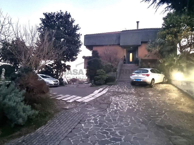 Casa Indipendente in Vendita a Almenno San Bartolomeo, 250 m², con Box