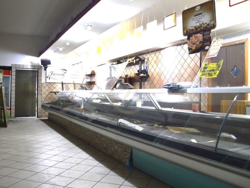 Immobile commerciale in Vendita a Aci Sant'Antonio, zona Santa Maria La Stella, 139'000€, 150 m², arredato