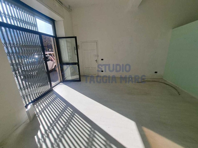 Immobile commerciale in Vendita a Badalucco, 38'000€, 