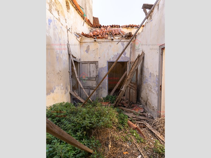 Appartamento in Vendita a Siracusa, zona Belvedere CittÃ  Giardino, 55'000&euro;, 220 m²