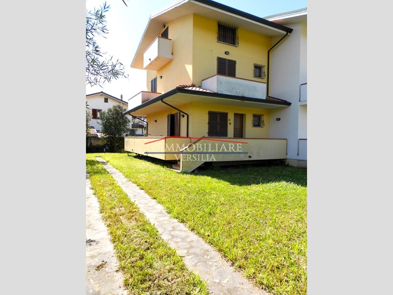 Villetta a schiera in Vendita a Montignoso, zona Cinquale, 420'000&euro;, 150 m², arredato