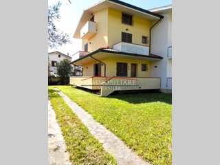 Villetta a schiera in Vendita a Montignoso, zona Cinquale, 420'000€, 150 m², arredato