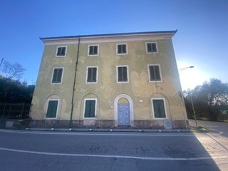 Villa in Vendita a Lucca, zona San Pietro a Vico, 450'000&euro;, 420 m²
