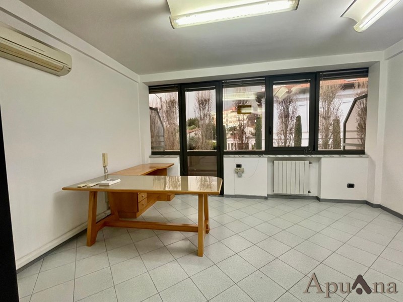 Ufficio in Vendita a Massa, 110'000€, 60 m²