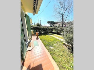 Trilocale in Vendita a Massa, zona Marina di Massa, 370'000€, 70 m², arredato