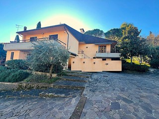 Villa in Vendita a Montelupo Fiorentino, 595'000€, 400 m², con Box
