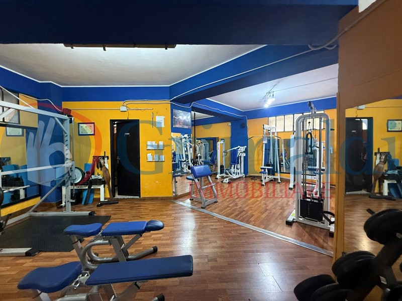 Magazzino in Vendita a Messina, 180'000€, 300 m²