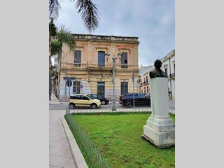 Casa Indipendente in Vendita a Brindisi, 400'000€, 300 m²