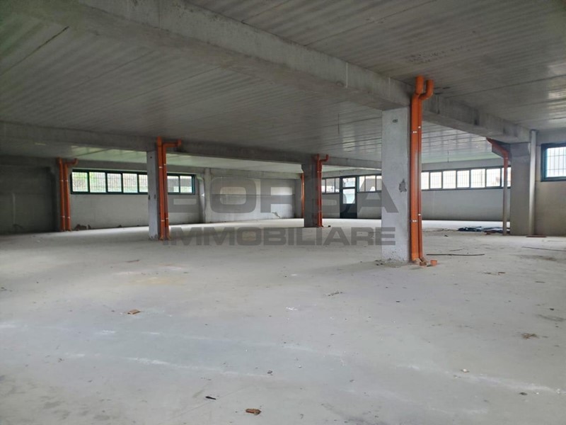 Capannone in Vendita a Capolona, 400'000€, 3000 m²