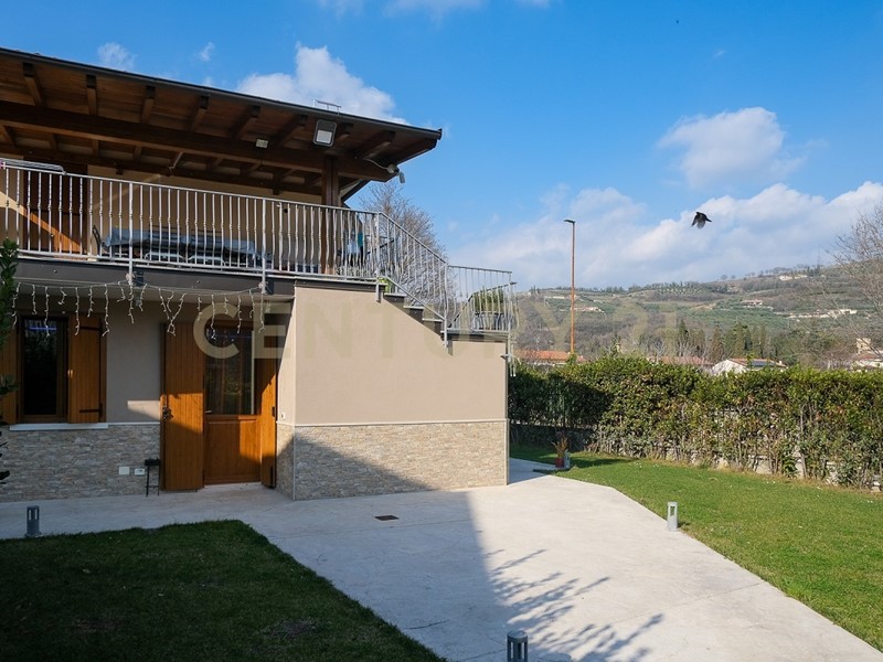 Casa Indipendente in Vendita a Mezzane di Sotto, 590'000€, 342 m², arredato, con Box