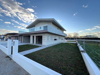 Casa Semi Indipendente in Vendita a Carmignano di Brenta, zona Camazzole, 365'000€, 175 m², con Box