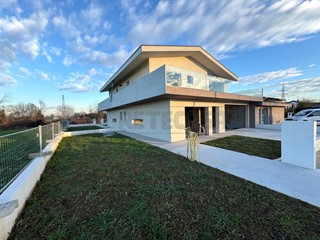 Casa Semi Indipendente in Vendita a Carmignano di Brenta, 365'000€, 175 m², con Box