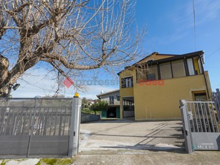 Casa Indipendente in Vendita a Roccadaspide, 180'000&euro;, 173 m²