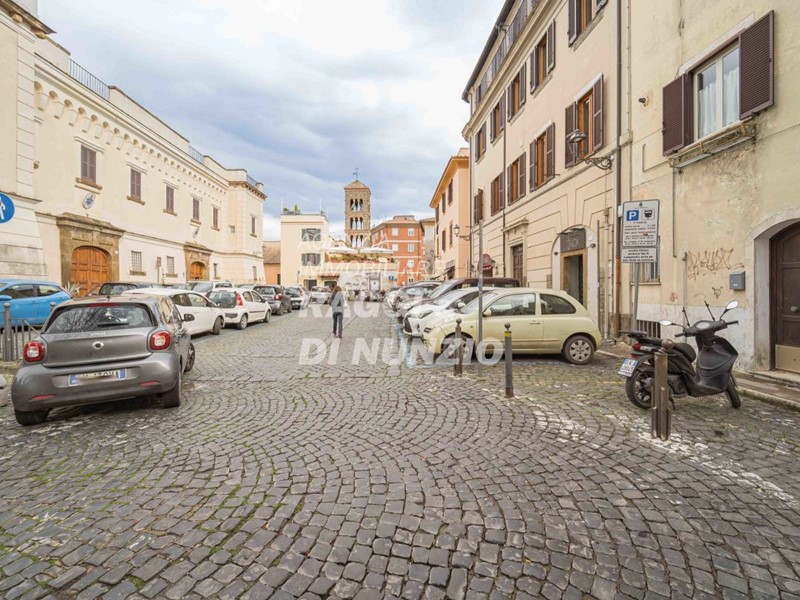 Immobile commerciale in Vendita a Frascati, 235'000&euro;, 150 m²
