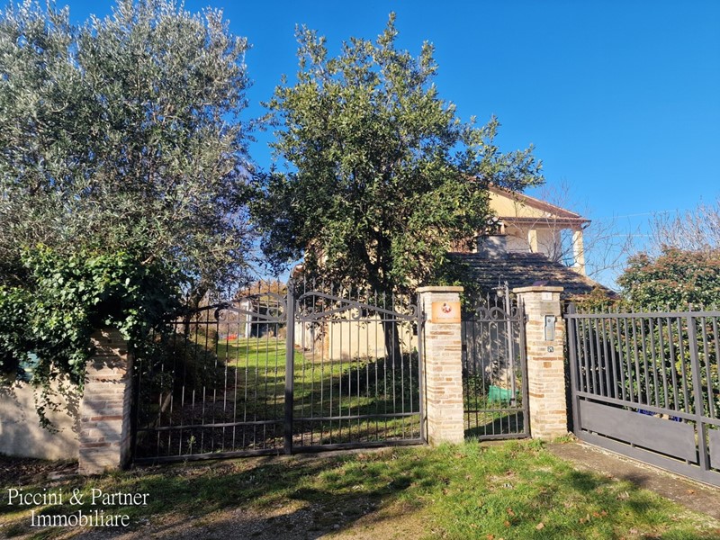 Attività commerciale in Vendita a Castel Ritaldi, zona San Lorenzo, 1'490'000€, 800 m², arredato