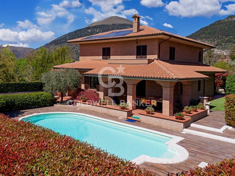 Villa in Vendita a Gubbio, 780'000€, 330 m², arredato