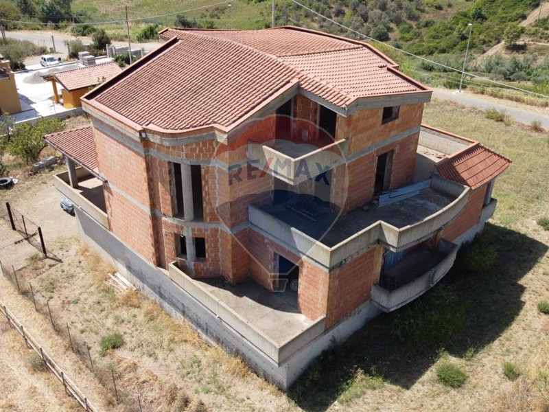 Rustico in Vendita a Montescaglioso, 330'000€, 880 m²