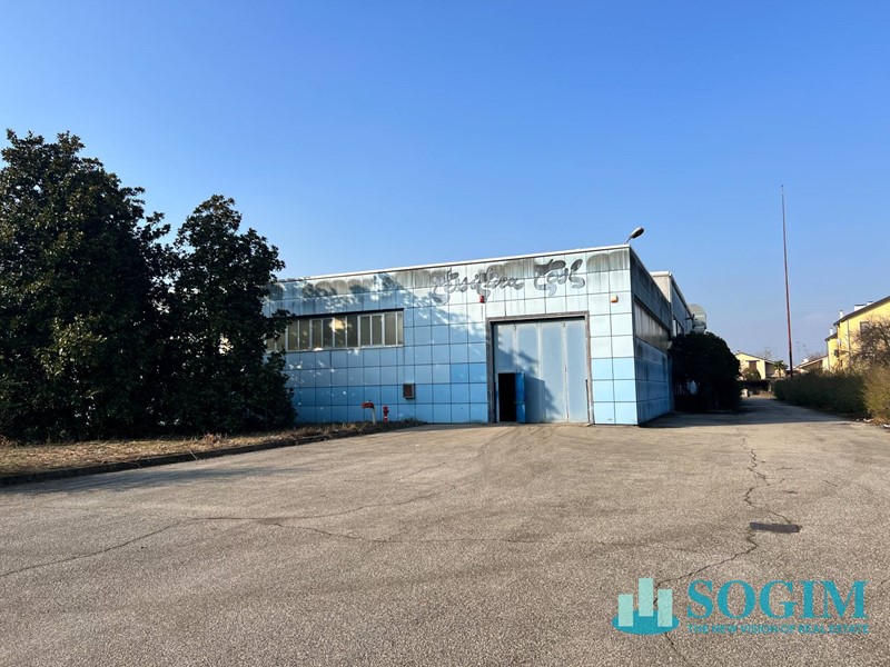 Capannone in Vendita a Inveruno, 1'600'000€, 3750 m²