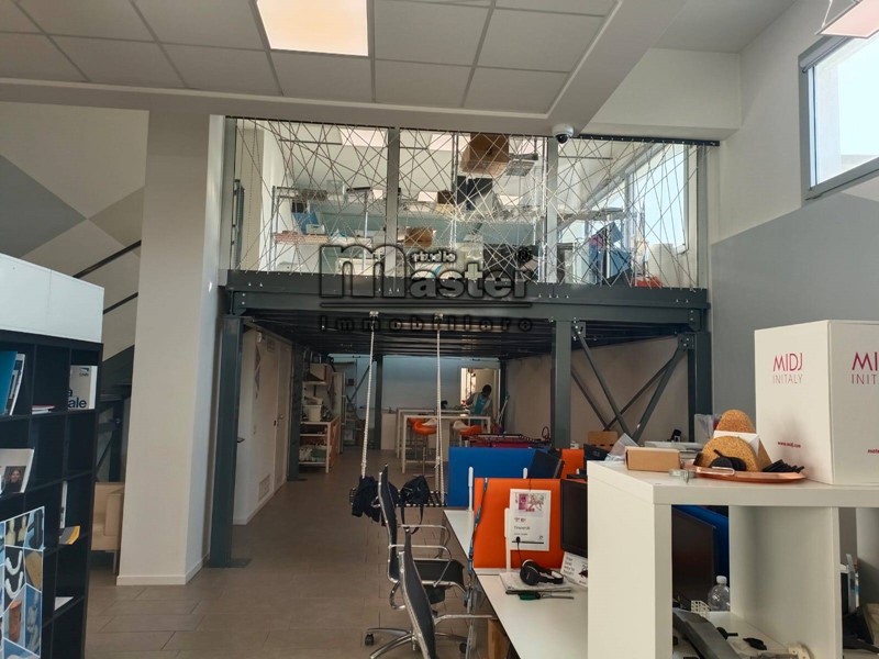 Negozio in Affitto a Preganziol, zona Frescada, 2'500€, 290 m²