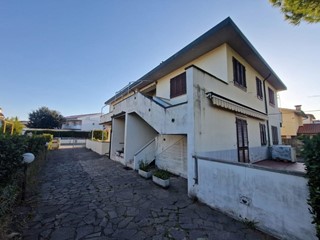 Trilocale in Affitto a Cecina, 2'500€, 65 m², arredato