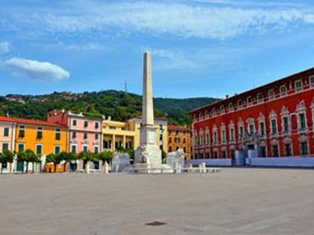 Attività commerciale in Vendita a Massa, 350'000€, 265 m²