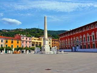 Attività commerciale in Vendita a Massa, 350'000&euro;, 265 m²