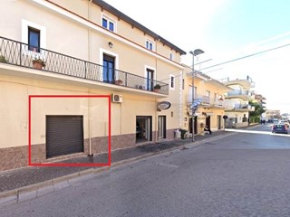 Negozio in Affitto a Mondragone, 350€, 25 m²