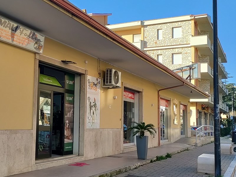 Immobile commerciale in Affitto a Cirò Marina, zona Centro, 3'000€, 550 m²
