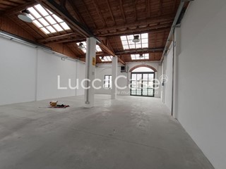 Magazzino in Affitto a Lucca, 1'200€, 180 m²
