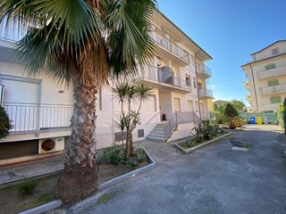 Trilocale in Vendita a Massa, zona Marina di Massa, 320'000€, 60 m², arredato, con Box