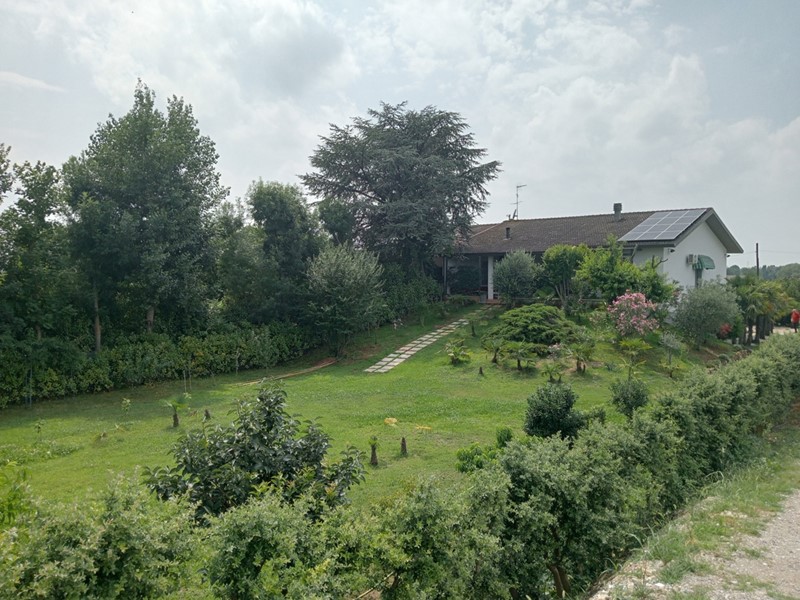 Casa Indipendente in Vendita a Valeggio sul Mincio, 430'000€, 370 m²