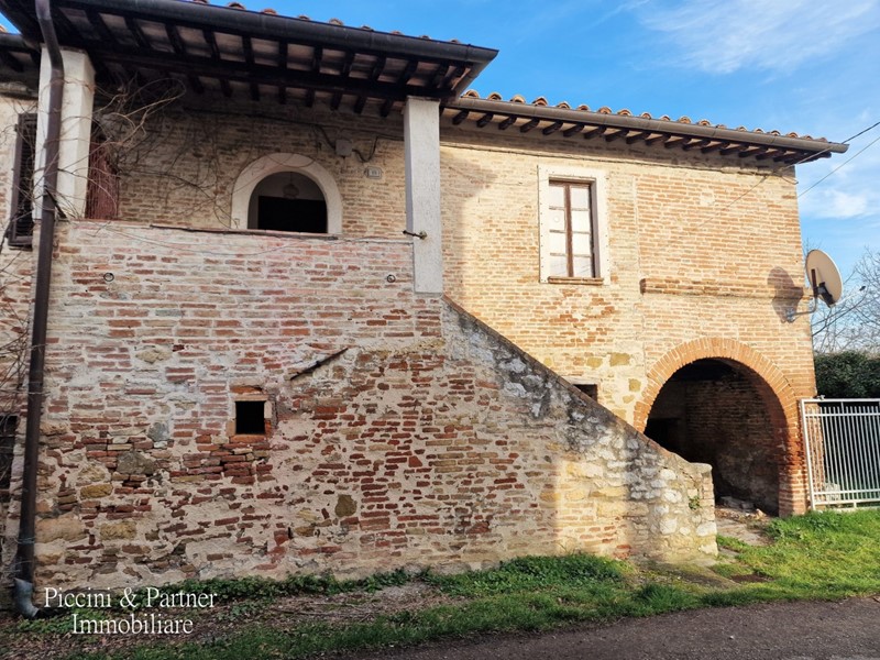 Casa Indipendente in Vendita a Corciano, 249'000€, 400 m²