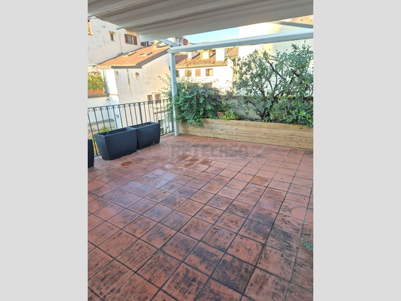 Casa Semi Indipendente in Vendita a Vicenza, 490'000€, 250 m², con Box