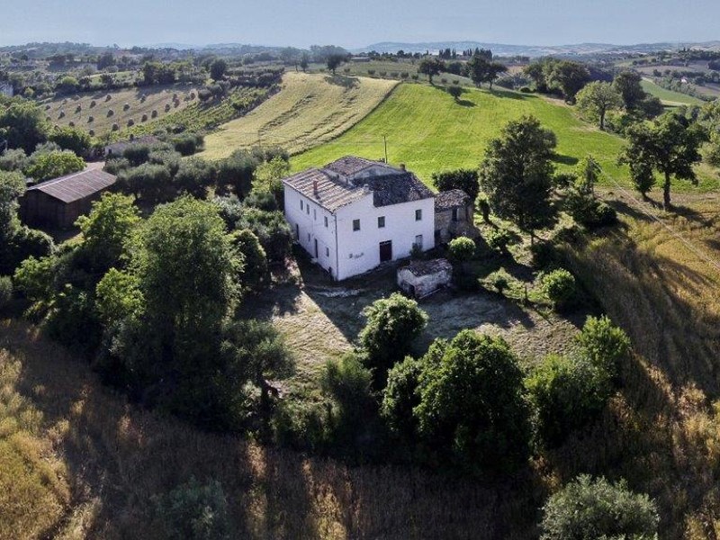 Casa Indipendente in Vendita a Ostra Vetere, zona Ostra Vetere, 135'000€, 576 m²