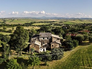 Casa Indipendente in Vendita a Ostra Vetere, zona Ostra Vetere, 135'000€, 576 m²