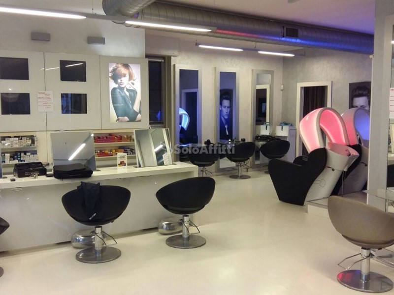 Attività commerciale in Affitto a Cesano Maderno, 1'730€, 150 m², arredato