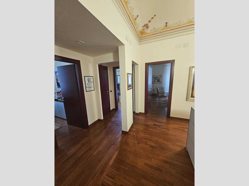 Ufficio in Affitto a Savona, 1'500€, 120 m²