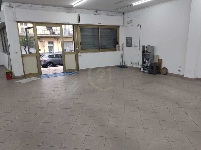Immobile commerciale in Affitto a Aci Catena, zona Consolazione, 1'700€, 300 m²