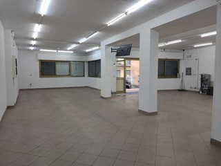 Immobile commerciale in Affitto a Aci Catena, zona Consolazione, 1'700€, 300 m²