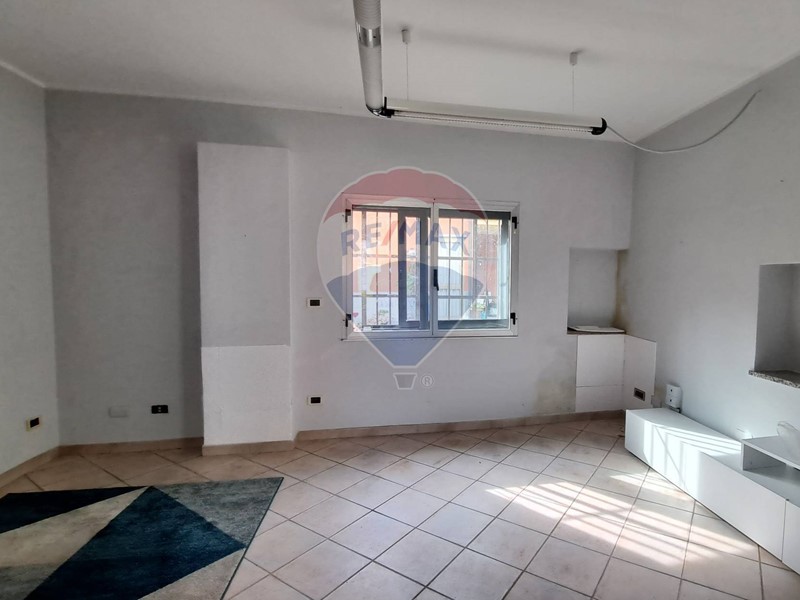 Ufficio in Affitto a Settimo Torinese, 300€, 52 m²