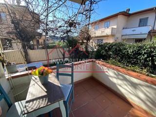Villa bifamiliare in Vendita a Camaiore, 345'000&euro;, 159 m², arredato, con Box