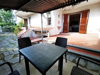 Villetta a schiera in Affitto a Pietrasanta, zona Fiumetto, 3'000€, 180 m², arredato