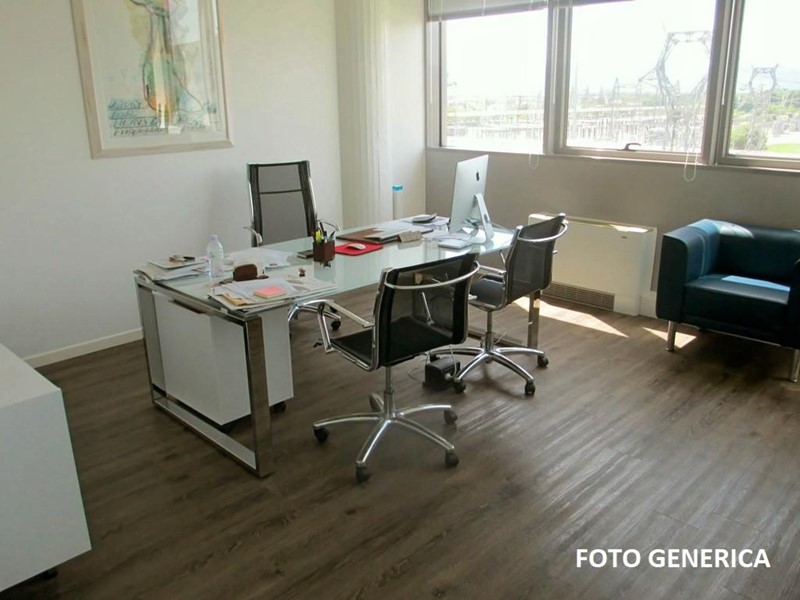 Ufficio in Affitto a Ponsacco, 500€, 82 m²