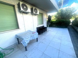 Trilocale in Vendita a Massa, zona Ronchi, 239'000€, 65 m², arredato